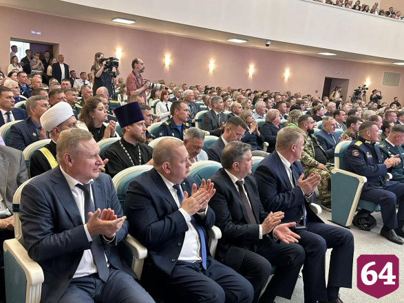 В саратовском правительстве перед Днем России исполнили патриотические песни